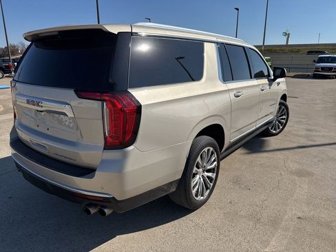 Used 2021 GMC Yukon XL Denali w/ Denali Premium Package image 11