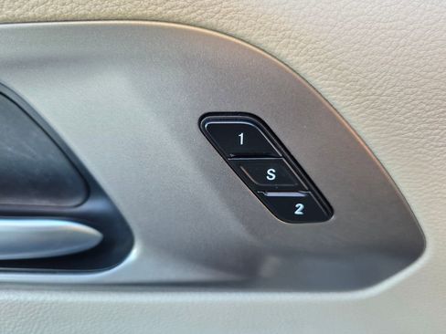 Used 2023 Chrysler Pacifica Touring-L FWD image 24