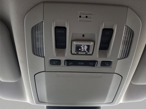 Used 2023 Toyota Highlander XLE image 17