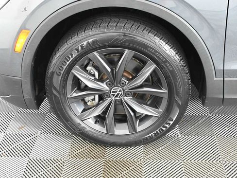 Certified 2023 Volkswagen Tiguan SE FWD image 28