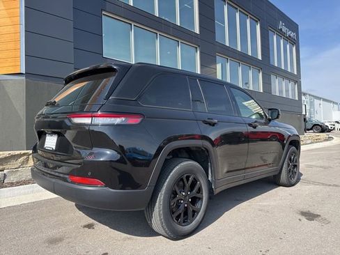 Used 2024 Jeep Grand Cherokee Altitude AWD/4WD image 3