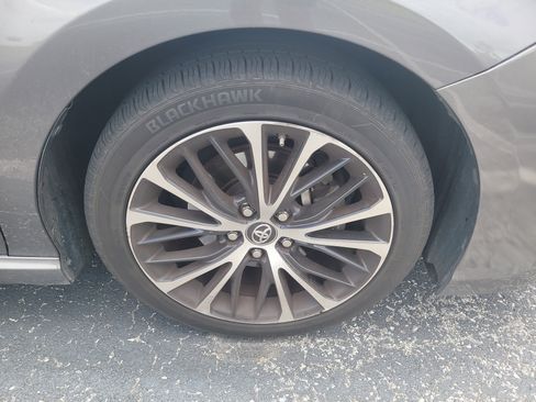 Used 2018 Toyota Camry SE w/ Convenience Package FWD image 9