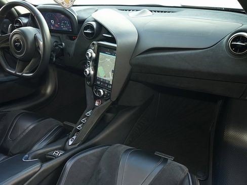 Used 2020 McLaren 720S Spider image 18