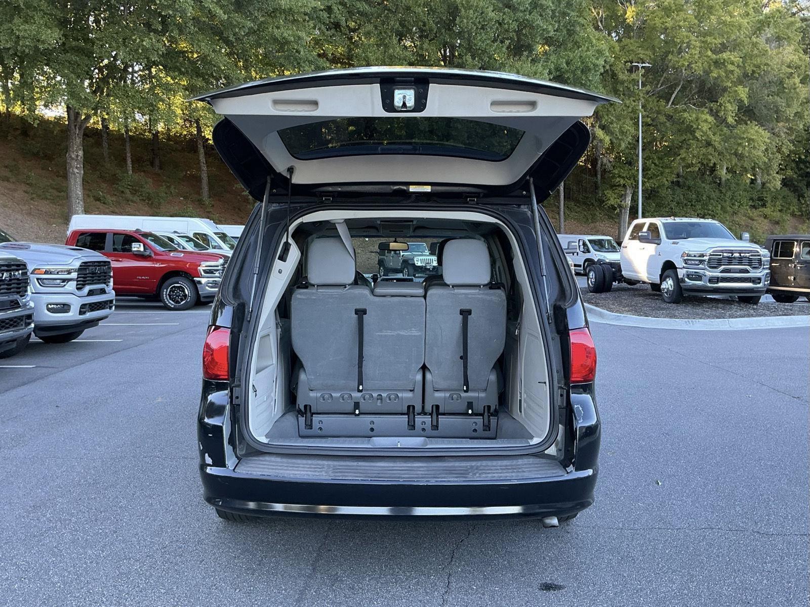 Used 2011 Volkswagen Routan SE FWD image 30