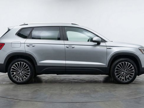 Used 2025 Volkswagen Taos SE image 11