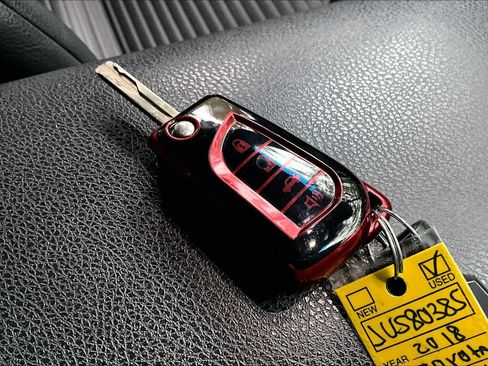 Used 2018 Toyota Camry SE image 14