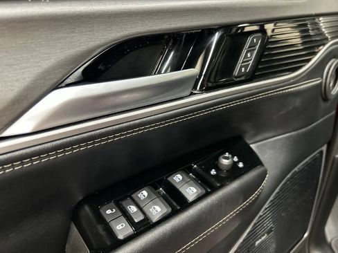 Used 2025 Jeep Wagoneer Series III w/ Premium Group I AWD/4WD image 28