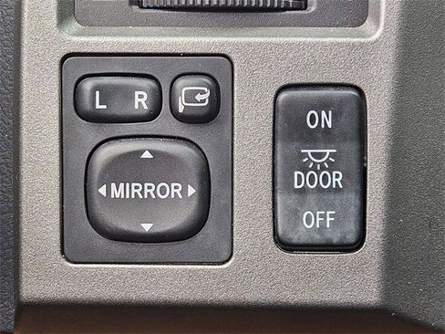 Used 2010 Toyota Tundra Limited w/ Platinum Pkg image 16