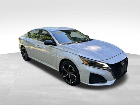 Used 2024 Nissan Altima 2.5 SR FWD image 8