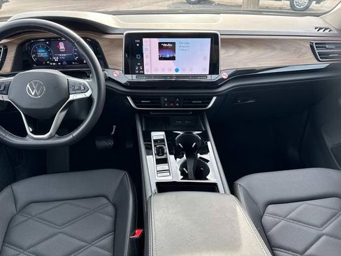Used 2025 Volkswagen Atlas SE image 21