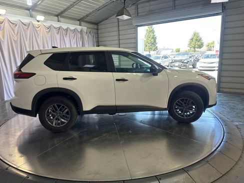 Used 2024 Nissan Rogue S FWD image 4