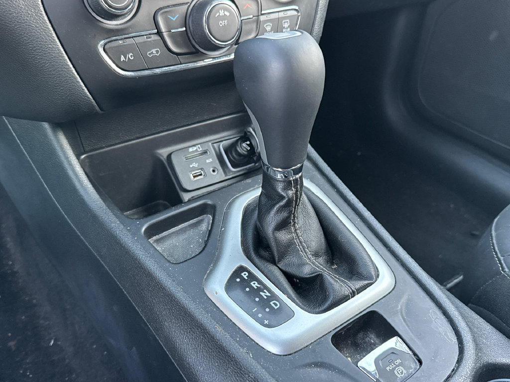 Used 2018 Jeep Cherokee Latitude Plus FWD image 24