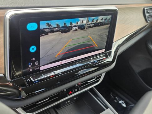 Certified 2025 Volkswagen Atlas SE FWD image 23