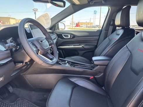 Used 2025 Jeep Compass Trailhawk image 2