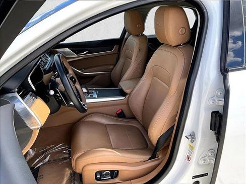 Used 2021 Jaguar XF SE image 27