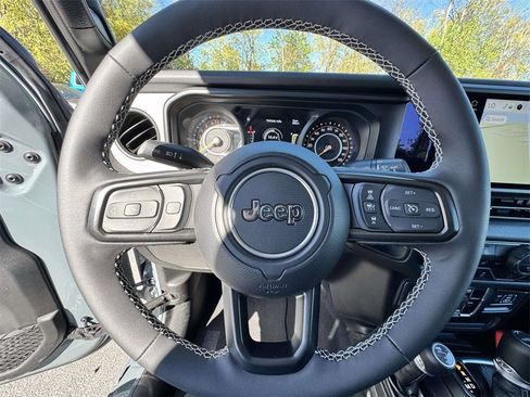 Used 2025 Jeep Gladiator Sport image 16