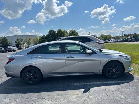 Used 2022 Hyundai Elantra SEL w/ Cargo Package FWD image 3