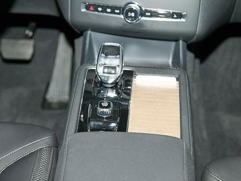 New 2025 Volvo XC90 B6 Plus w/ Protection Package Premier image 29