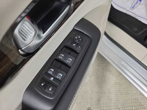 Used 2024 Chrysler Pacifica Limited image 26