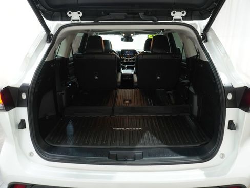 Used 2023 Toyota Highlander XLE image 6