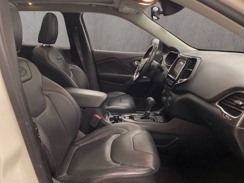 Used 2019 Jeep Cherokee Overland w/ Technology Group AWD/4WD image 21