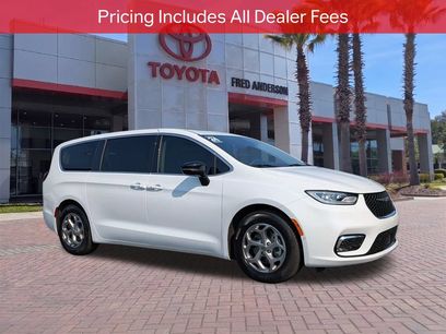 Used 2024 Chrysler Pacifica Limited w/ Uconnect Theater Family Group