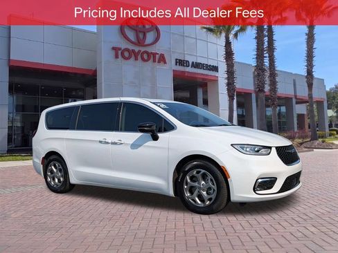 Used 2024 Chrysler Pacifica Limited w/ Uconnect Theater Family Group FWD image 1