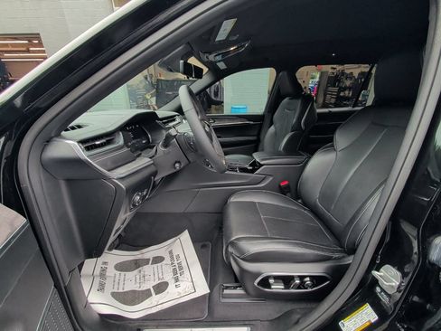 Used 2023 Jeep Grand Cherokee L Overland w/ Luxury Tech Group IV AWD/4WD image 10