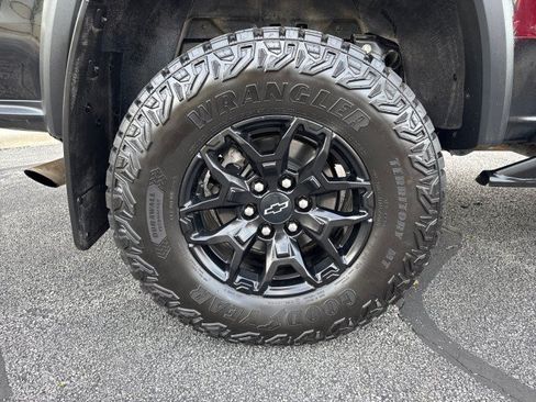 Used 2025 Chevrolet Colorado ZR2 w/ Midnight Edition AWD/4WD image 12