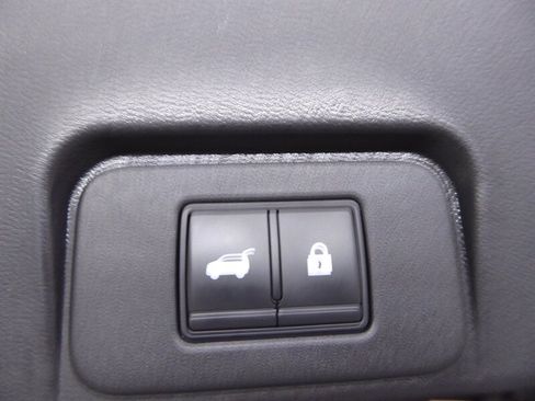 Used 2022 Nissan Rogue SV w/ SV Premium Package FWD image 34