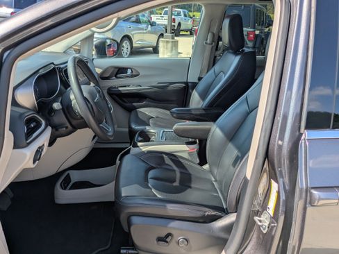 Used 2023 Chrysler Pacifica Touring-L FWD image 4