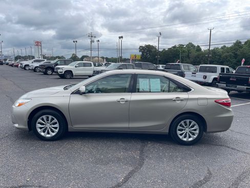 Used 2017 Toyota Camry LE FWD image 13