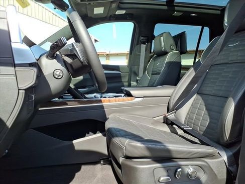 Used 2025 Cadillac Escalade Sport Platinum w/ LPO, ONYX Package AWD/4WD image 18