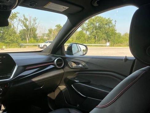 Used 2025 Chevrolet Trax RS w/ Sunroof Package FWD image 28