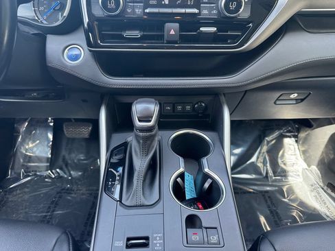 Used 2021 Toyota Highlander XLE AWD/4WD image 11