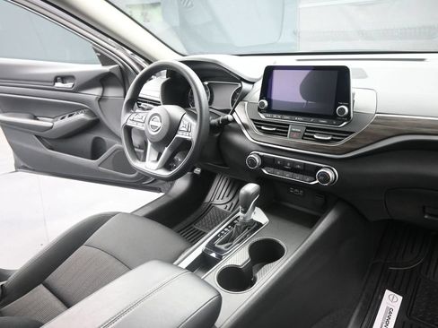 Used 2025 Nissan Altima 2.5 SV FWD image 19