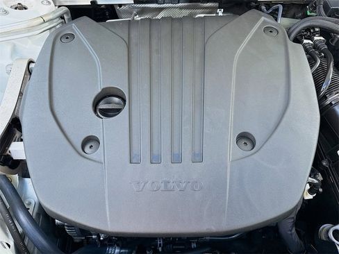 Used 2022 Volvo XC60 B5 Momentum image 33