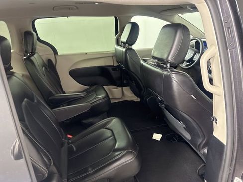 Used 2023 Chrysler Pacifica Touring-L image 19