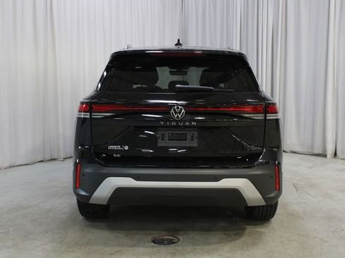 Used 2025 Volkswagen Tiguan SE FWD image 22