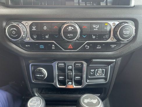 Used 2024 Jeep Wrangler Unlimited w/ Convenience Group AWD/4WD image 26