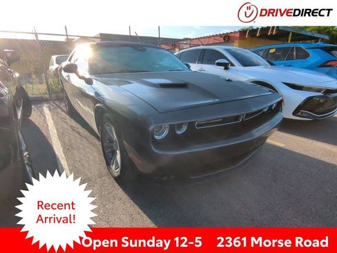 Used 2018 Dodge Challenger SXT RWD image 1