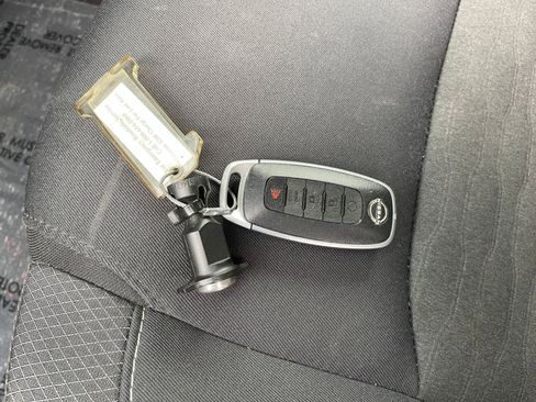 Used 2025 Nissan Pathfinder SV image 24