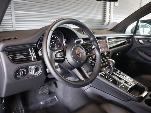 Certified 2026 Porsche Macan AWD/4WD image 4