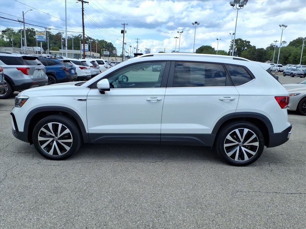 Used 2022 Volkswagen Taos SE w/ Panoramic Sunroof Package FWD image 7