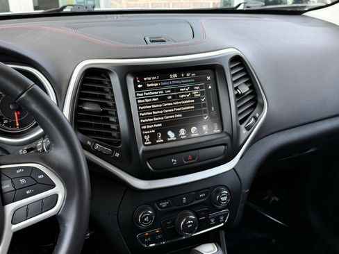 Used 2017 Jeep Cherokee Trailhawk AWD/4WD image 38