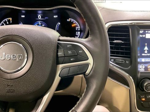 Used 2018 Jeep Grand Cherokee Overland AWD/4WD image 12