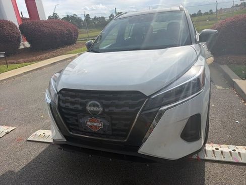 Used 2023 Nissan Kicks SR FWD image 2