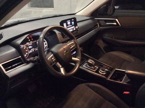 Used 2023 Mitsubishi Outlander SE image 40