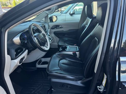 Used 2019 Chrysler Pacifica Limited w/ Advanced Safetytec Group FWD image 9