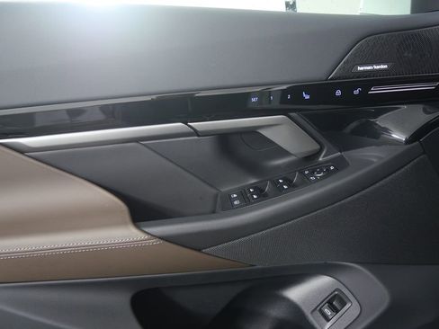 Certified 2025 BMW 530i image 9